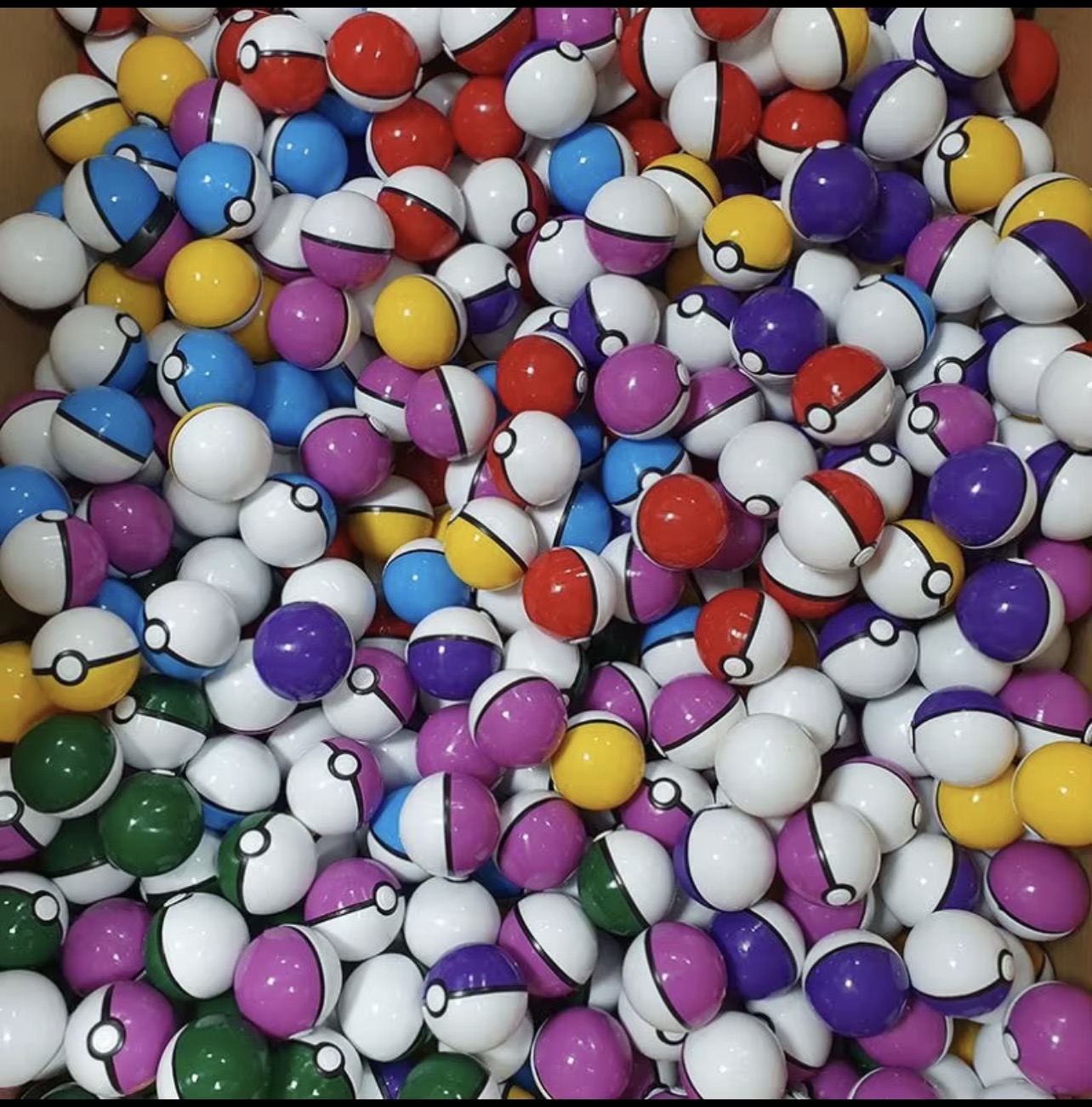 Capsules colorées en forme de Pokéball